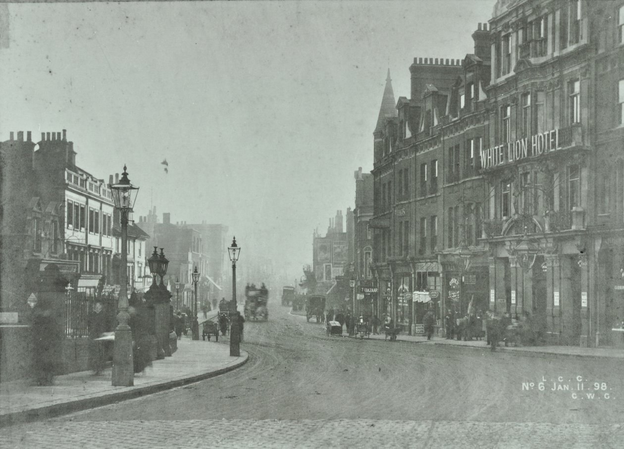 Putney Bridge: droga dojazdowa z Putney High Street, 1898 autorstwa English Photographer