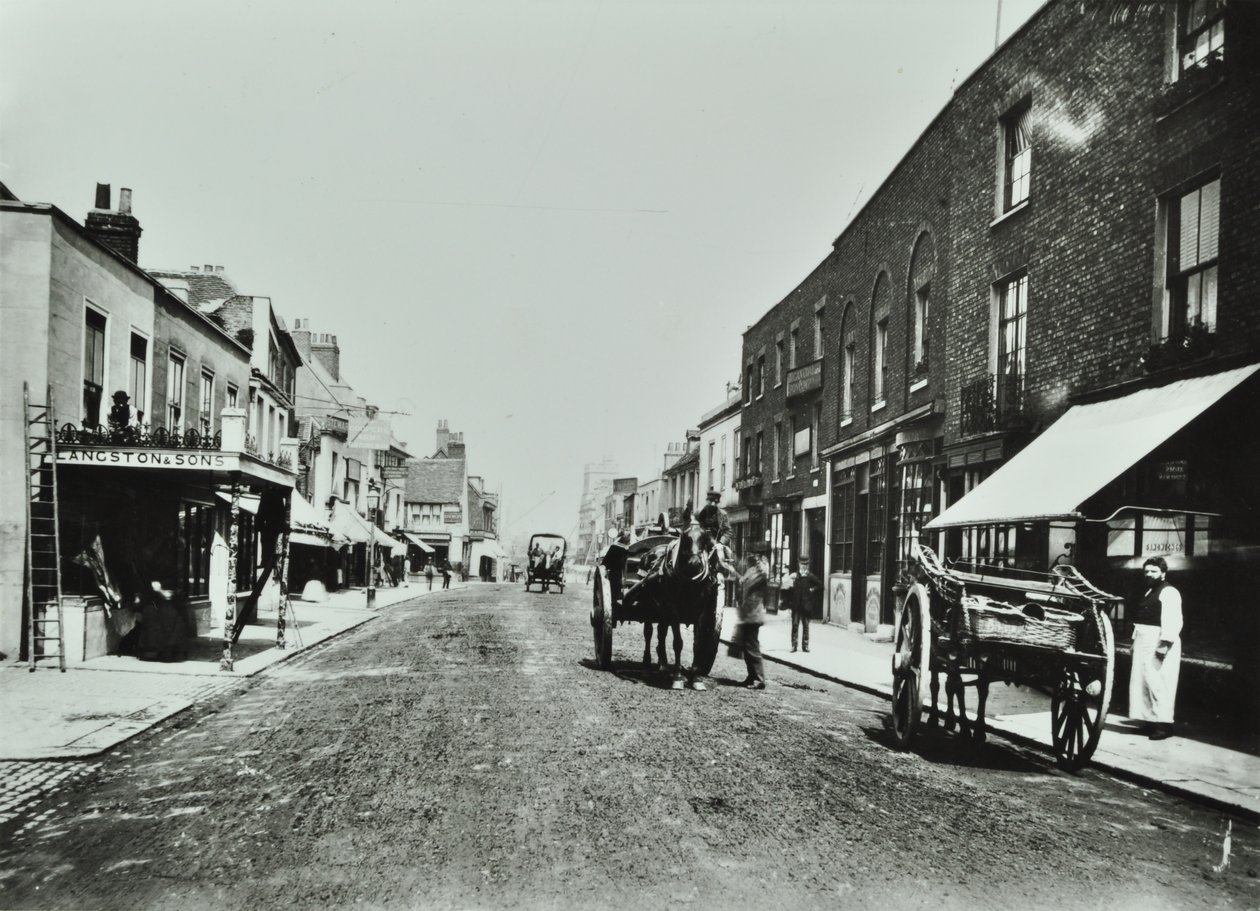 Putney High Street, patrząc w stronę mostu, 1885 autorstwa English Photographer