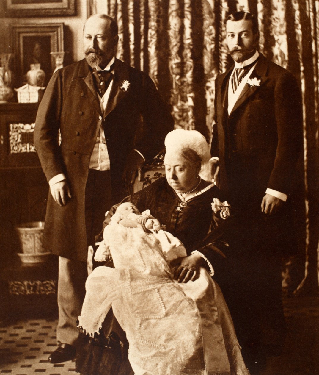 Królowa Wiktoria trzymająca króla Edwarda VIII podczas jego chrztu 16 lipca 1894 r. autorstwa English Photographer