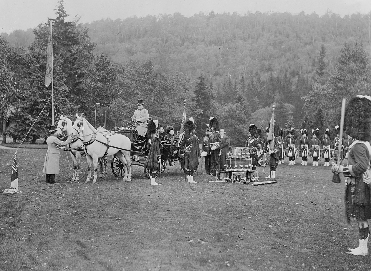 Królowa Wiktoria przedstawiająca kolory Cameron Highlanders, 1873 autorstwa English Photographer