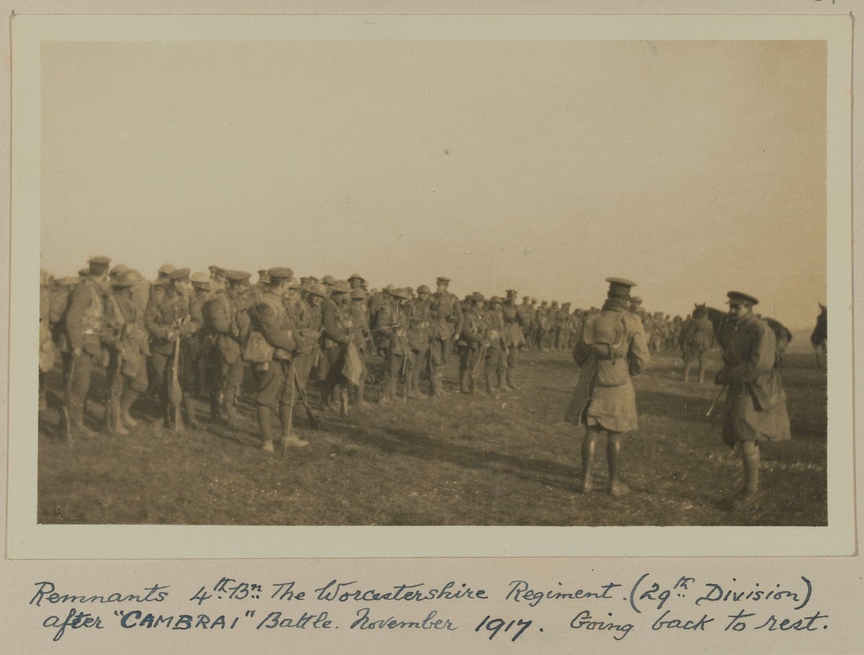 Resztki 4. Bn. Pułk Worcestershire (29. Dywizja) po bitwie „CAMBRAI”, listopad 1917, powrót do odpoczynku autorstwa English Photographer