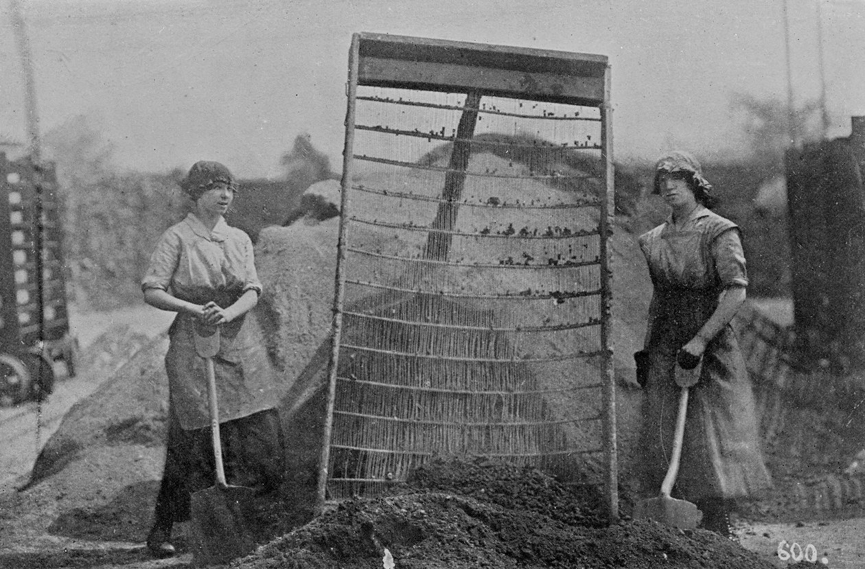 Rozdzierające się popiół, fotografie Biura Wojennego, 1916 (fot. bw) autorstwa English Photographer