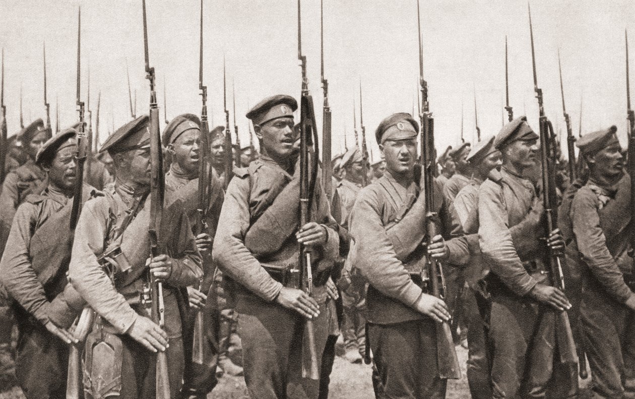 Rosyjska piechota na defiladzie i prezentująca broń podczas I wojny światowej, z The Illustrated War News, 1915 autorstwa English Photographer