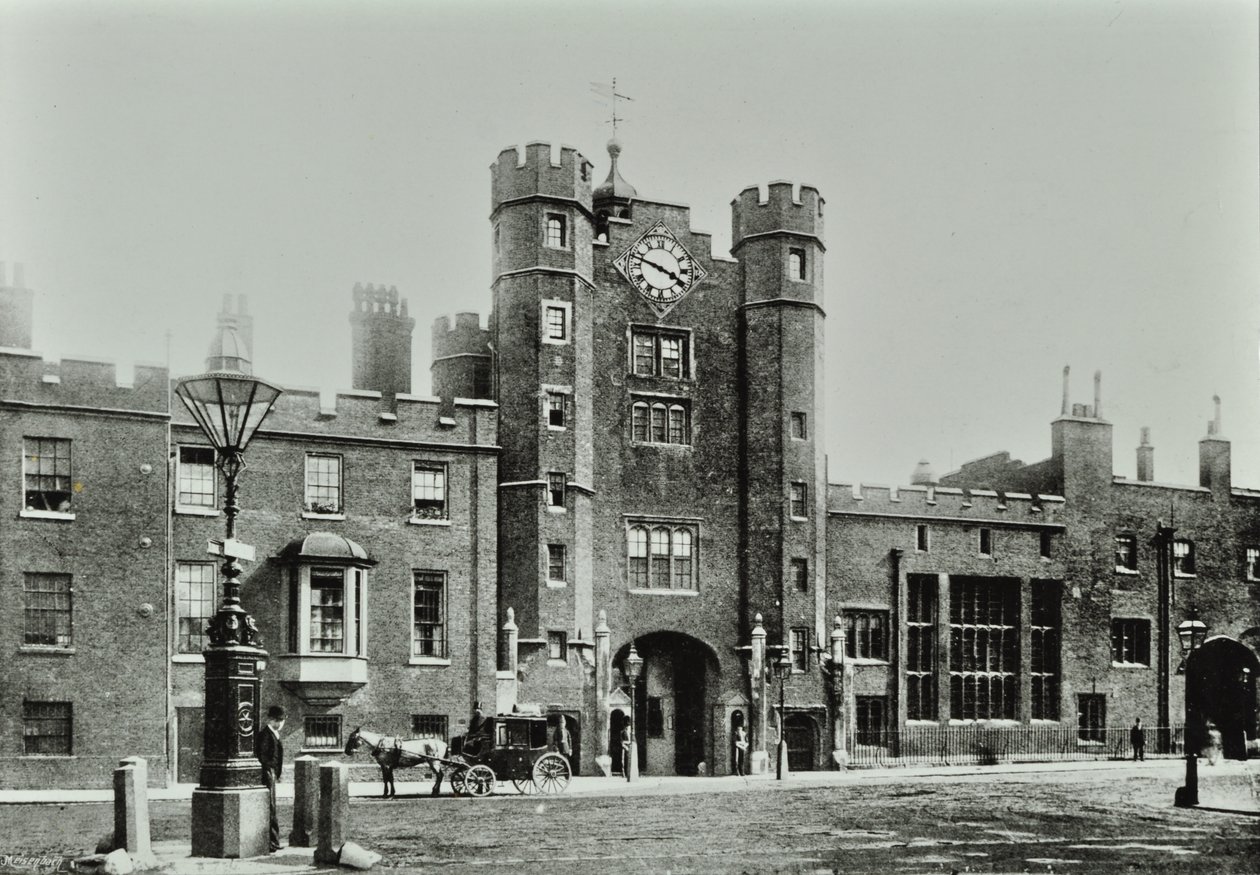 Pałac św. Jakuba, Pałac św. Jakuba, Westminster LB: od ulicy Saint Jamess, 1896 autorstwa English Photographer