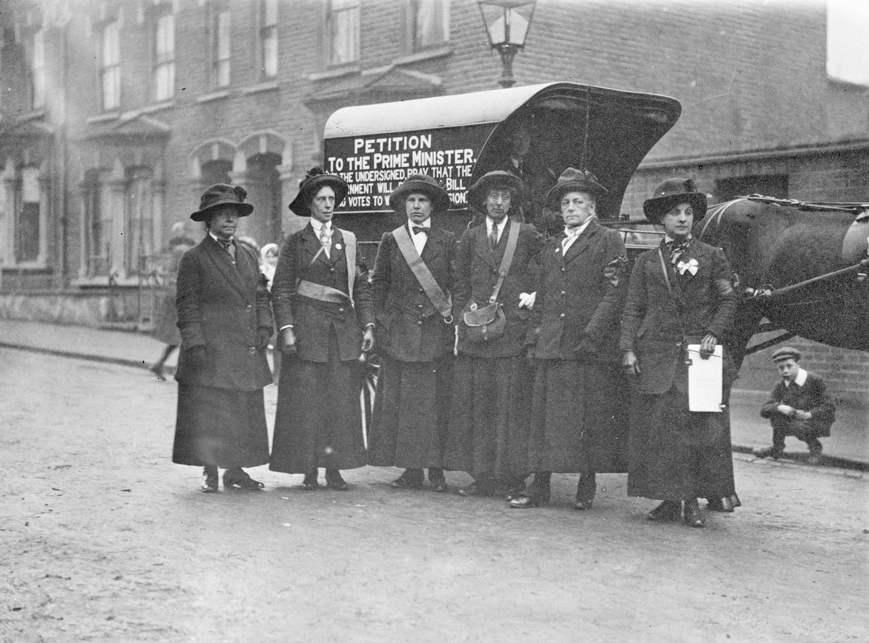 Szkockie sufrażystki przybywają do Londynu, aby złożyć petycję autorstwa English Photographer