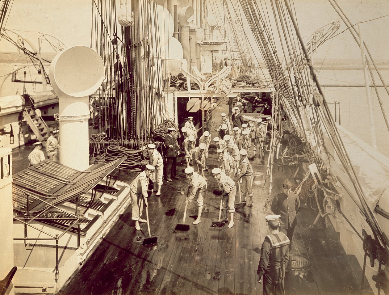 Szorowanie pokładu HMS Calliope autorstwa English Photographer