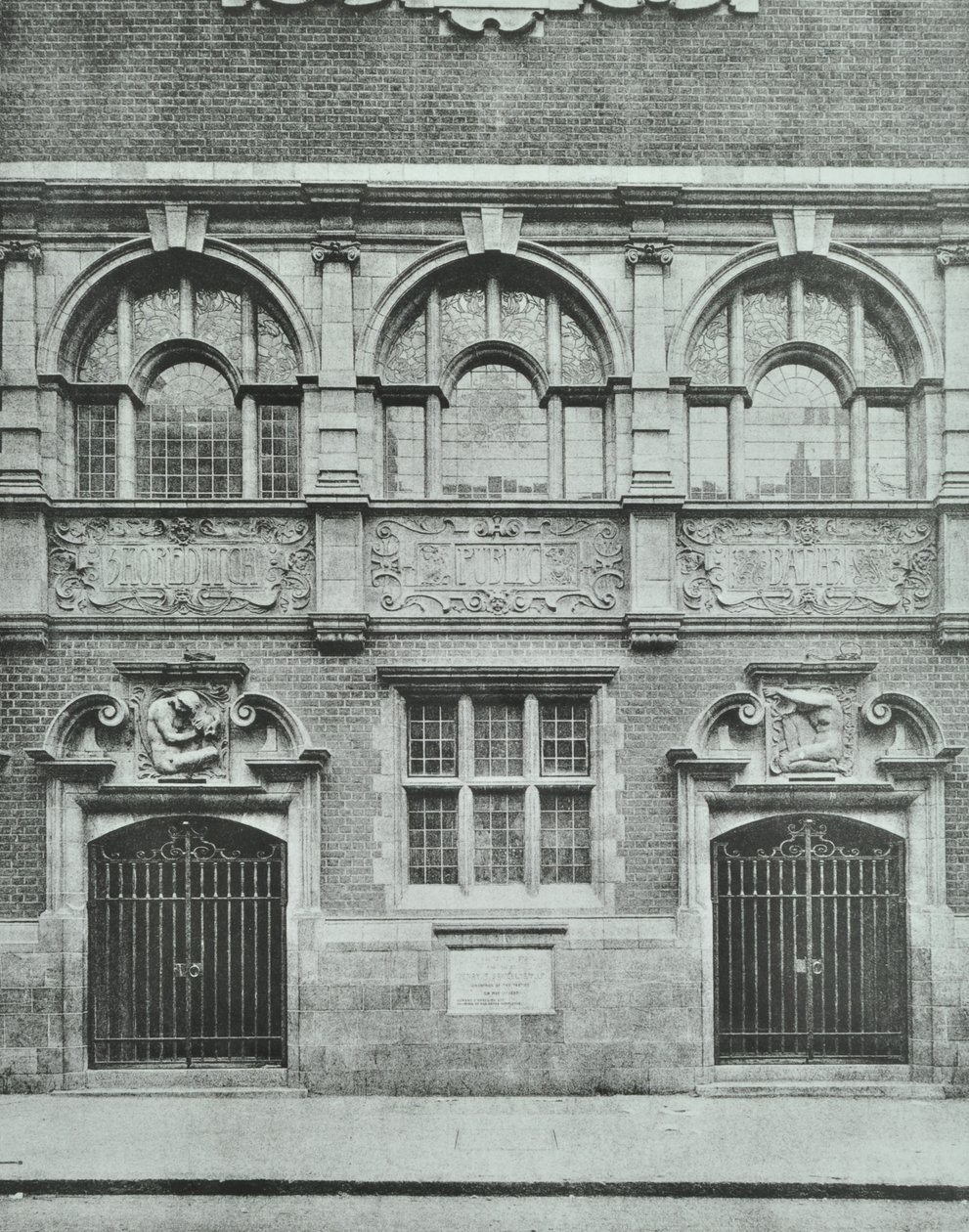 Łaźnie publiczne Shoreditch: zewnętrzne, 1898 autorstwa English Photographer