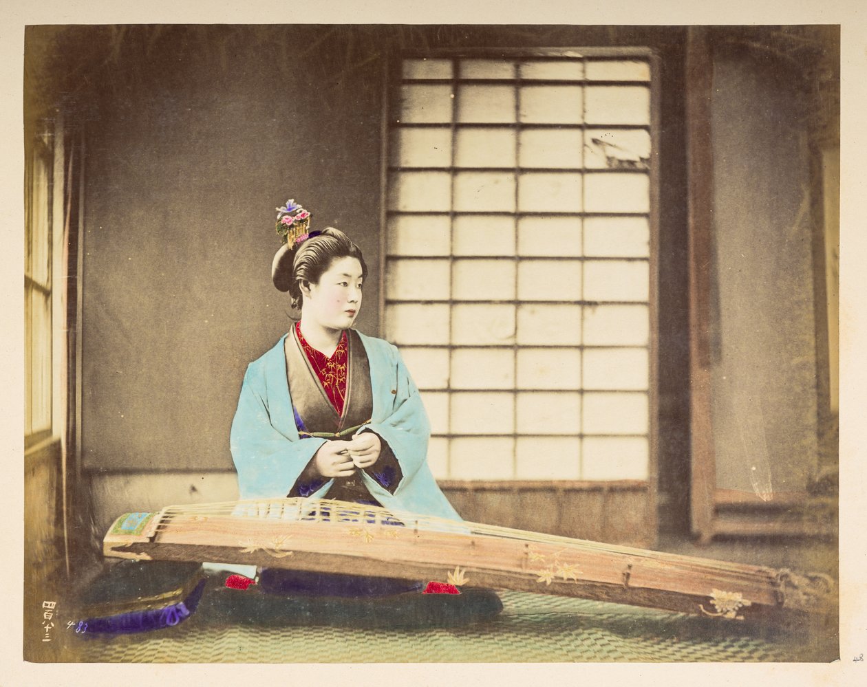 Śpiewające dziewczyny [Japonia], Portret studyjny Japonki siedzącej z instrumentem strunowym (rodzaj cytry) spoczywającej na podłodze przed nią,  Fotograf: Nieznany  Lucas Collection: Fotograficzny zapis światowej trasy Charlesa Jamesa i Mo autorstwa English Photographer