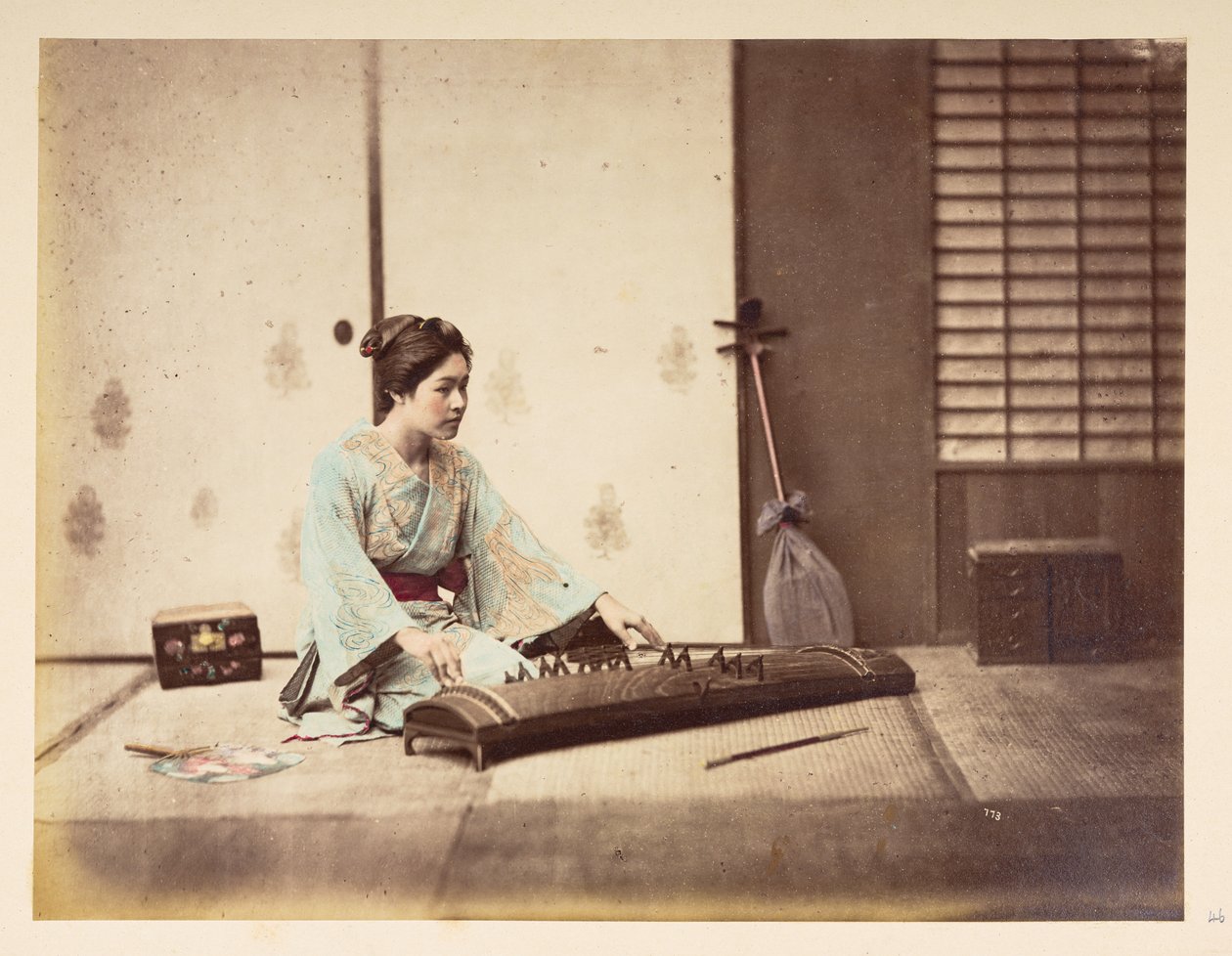 Śpiewające dziewczyny [Japonia], Studio portret młodej Japonki siedzącej na macie tatami grającej na instrumencie strunowym,  Fotograf: Nieznany  Lucas Collection: Fotograficzny zapis światowej trasy koncertowej Charlesa Jamesa i Mortona P, Lucas autorstwa English Photographer