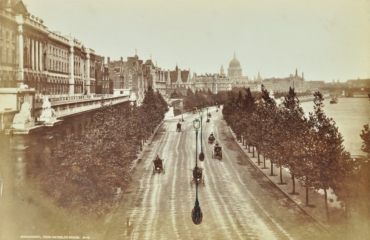 Somerset House, Victoria Embankment, Westminster LB: patrząc na północ od mostu Waterloo, 1895 autorstwa English Photographer