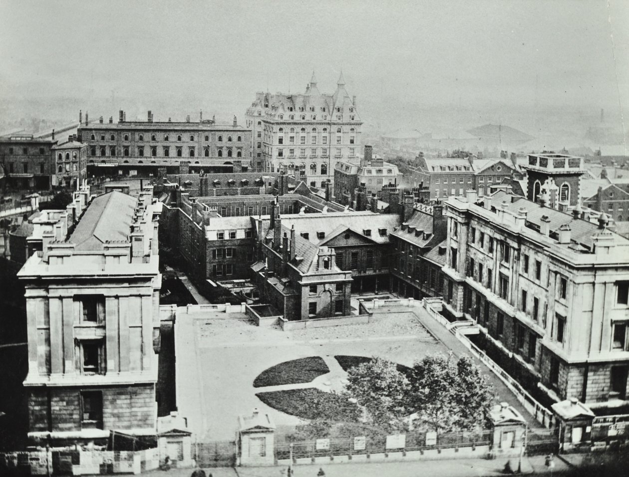 Szpital św. Tomasza: podwyższony widok z zewnątrz, 1862 autorstwa English Photographer