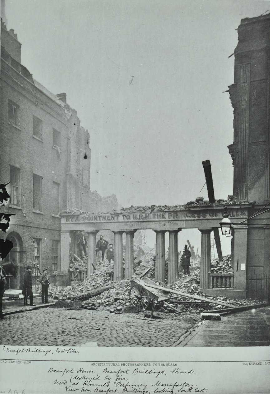 Strand, Westminster LB: Budynki Beauforta, uszkodzenia od ognia, 1890 autorstwa English Photographer