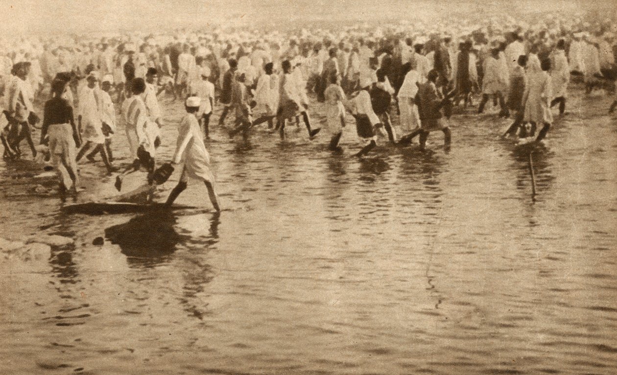 Zwolennicy Mahatmy Gandhiego protestujący przeciwko brytyjskiemu podatkowi od soli w Indiach autorstwa English Photographer