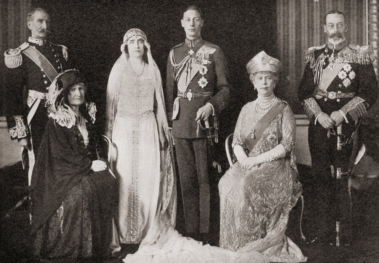 Brytyjska rodzina królewska na ślubie księcia i księżnej Yorku, 1923, z The Story of Twenty Five Years, opublikowanej 1935 autorstwa English Photographer