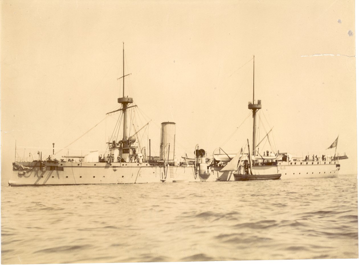 „Chih Yuan” zakotwiczony na południowym wybrzeżu w Hove, lokalny lugier obok, c.1886 autorstwa English Photographer