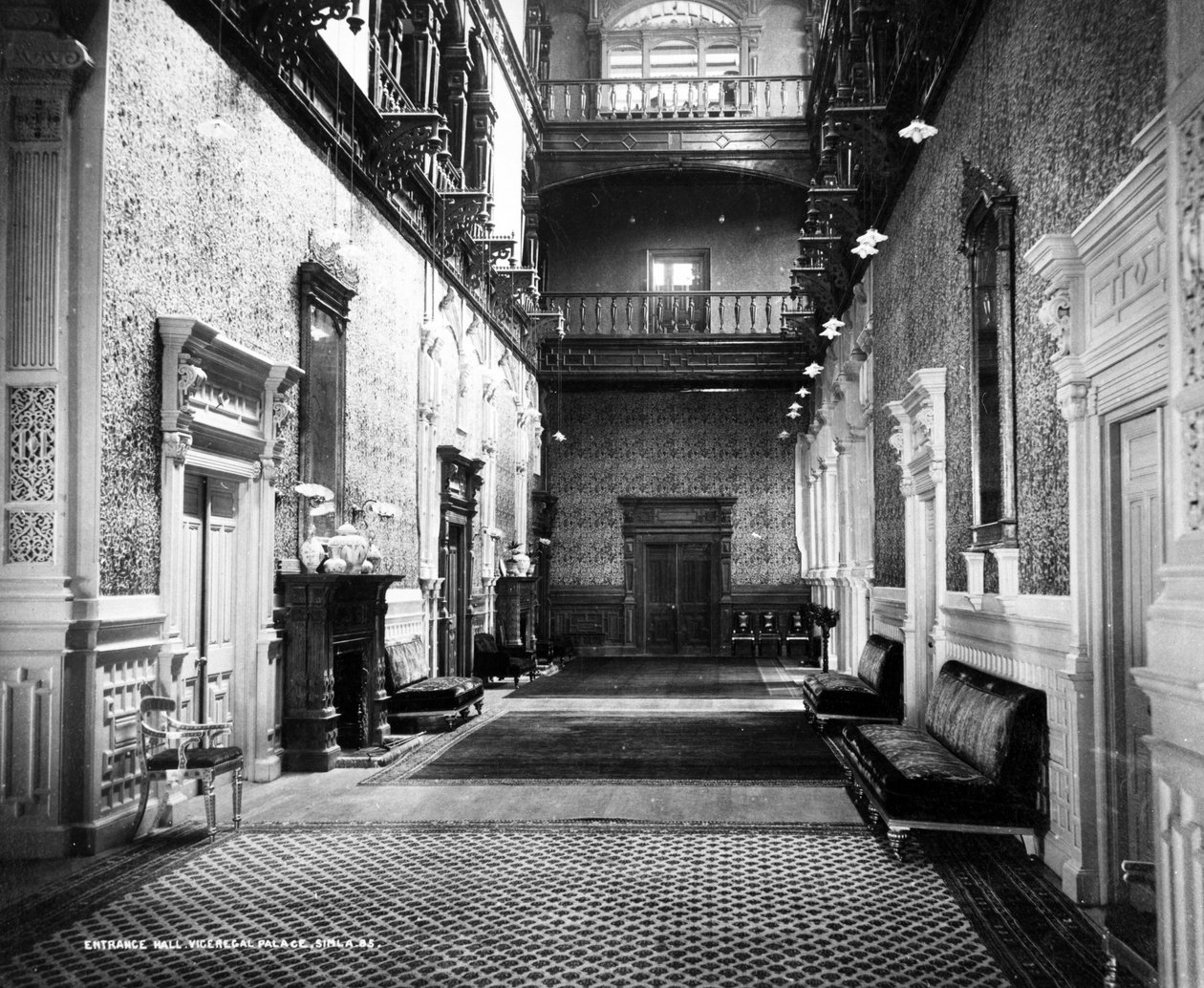 Sala wejściowa Pałacu Wicekrólewskiego, Simla, ok. 1890 r. autorstwa English Photographer