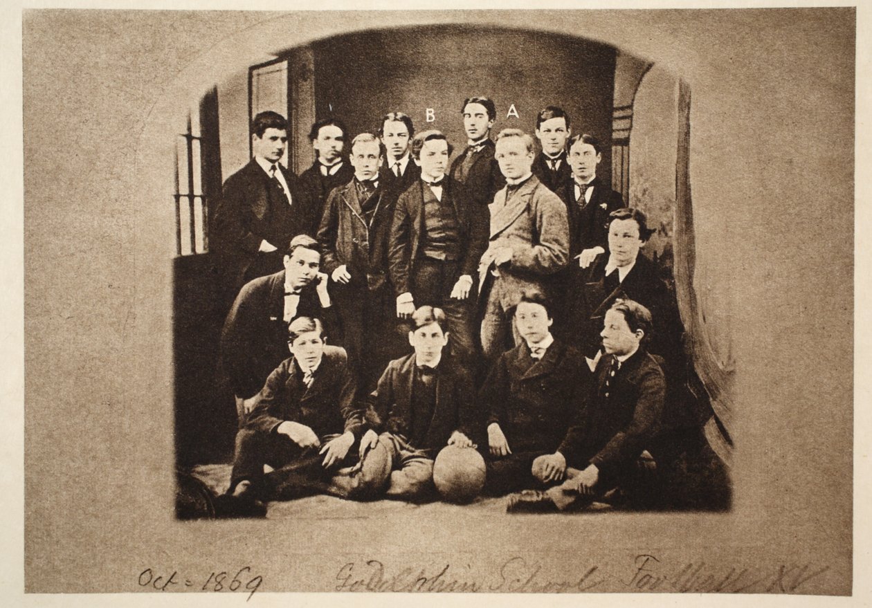 Godolphin School Football SXV, w tym (a) Harry Wearne i (b) Sir Leander Starr-Jameson, 1869 (zdjęcie w sepii) autorstwa English Photographer
