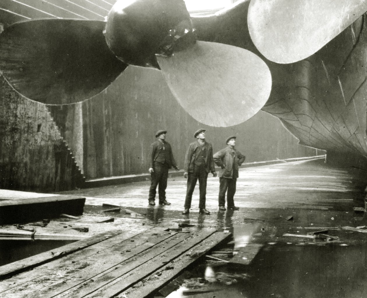 Śmigła Titanica w Thompson Graving Dock w Harland & Wolff, Belfast, Irlandia, 1910-11 autorstwa English Photographer