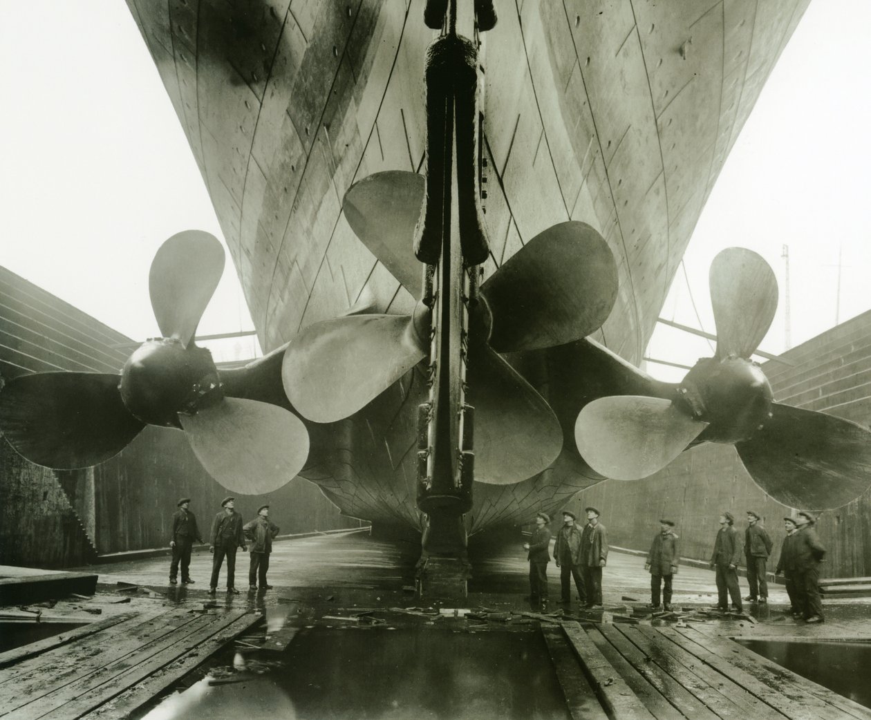 Śmigła Titanics w Thompson Graving Dock w Harland und Wolff, Belfast, Irlandia, 1910-11 autorstwa English Photographer