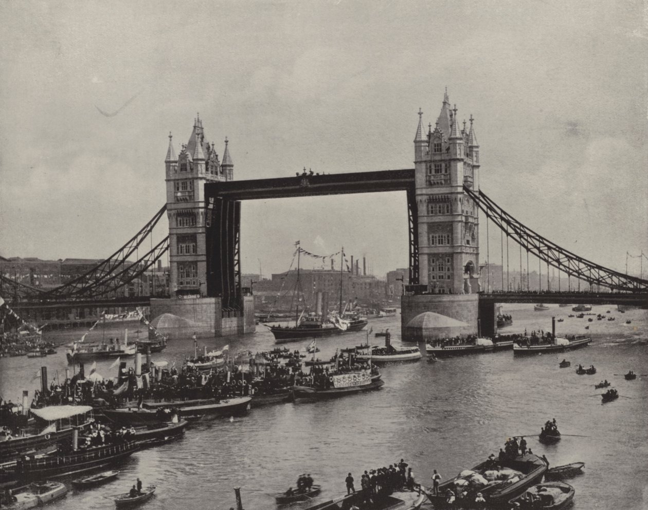 Tower Bridge, patrząc na wschód (zdjęcie czarno-białe) autorstwa English Photographer