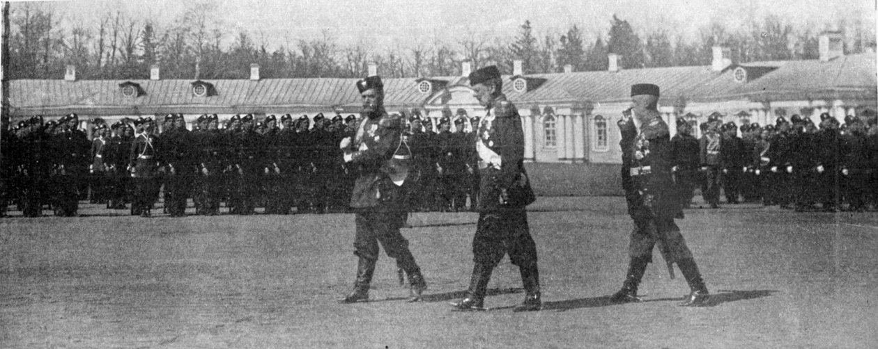 Car i wielki książę Michajłowicz spacerujący po placu apelowym w Petersburgu, ilustracja z filmu Król, 25 maja 1901 autorstwa English Photographer