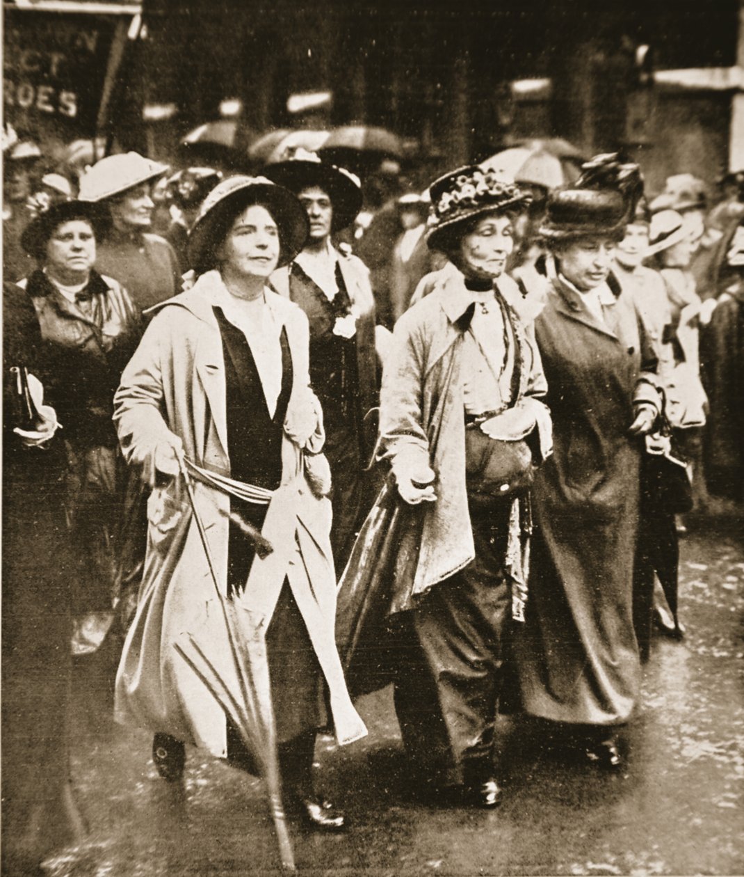 Demonstracja kobiet „Prawo do służenia”: pani Pankhurst i przyjaciele, z „The Illustrated War News” autorstwa English Photographer