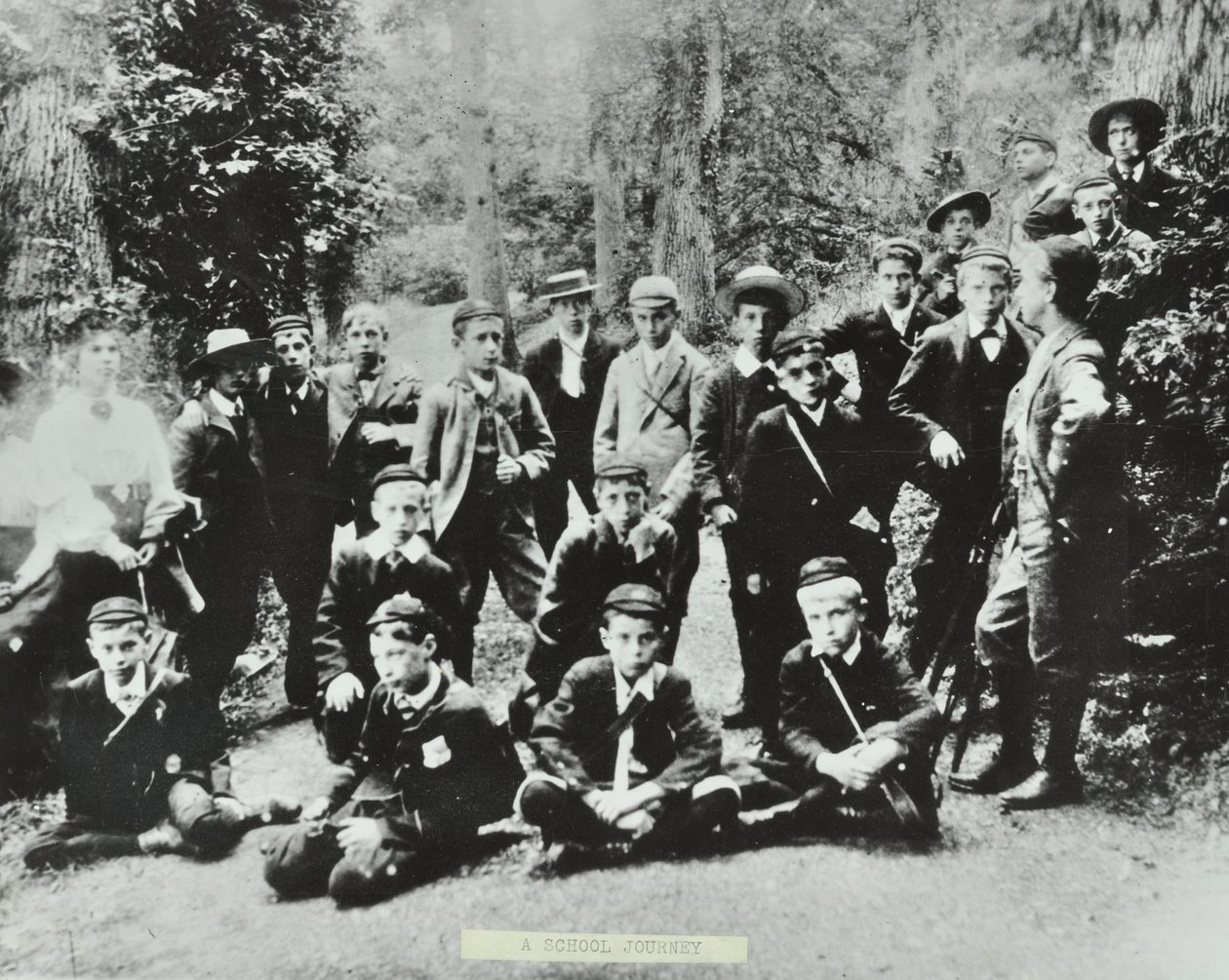 Pierwsza podróż szkolna London School Board. Dzieci z Bell Road Higher Grade School, Peckham odwiedzają kopalnię w Forest of Dean, 1896 autorstwa English Photographer