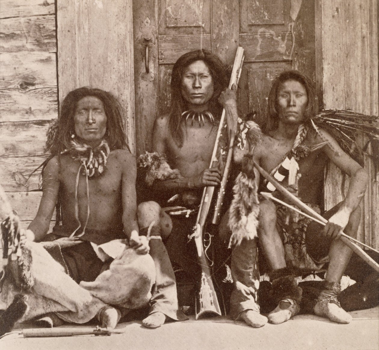 Trzech Indian Braves, sfotografowanych przez Royal Engineers na czterdziestym dziewiątym równoleżniku (zdjęcie w sepii) autorstwa English Photographer