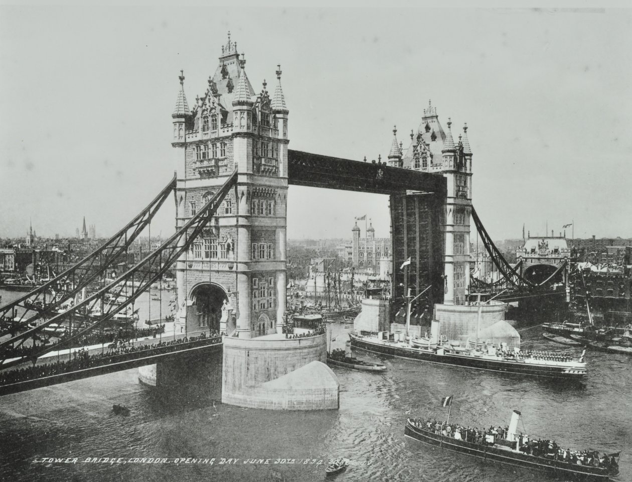 Tower Bridge w dniu otwarcia, 1894 autorstwa English Photographer