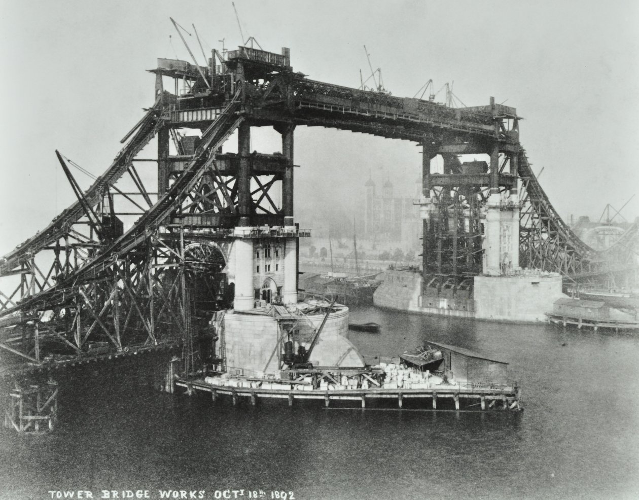 Tower Bridge w budowie, 1892 autorstwa English Photographer