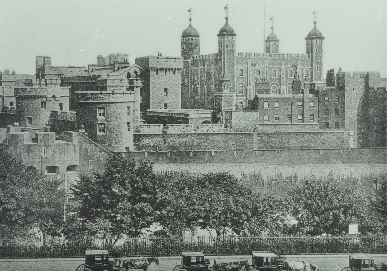 Tower Hill: widok na Tower of London, 1895 autorstwa English Photographer