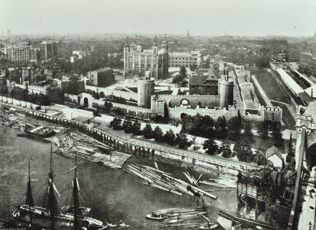 Tower of London, Tower Hill: z Tower Bridge, 1890 autorstwa English Photographer
