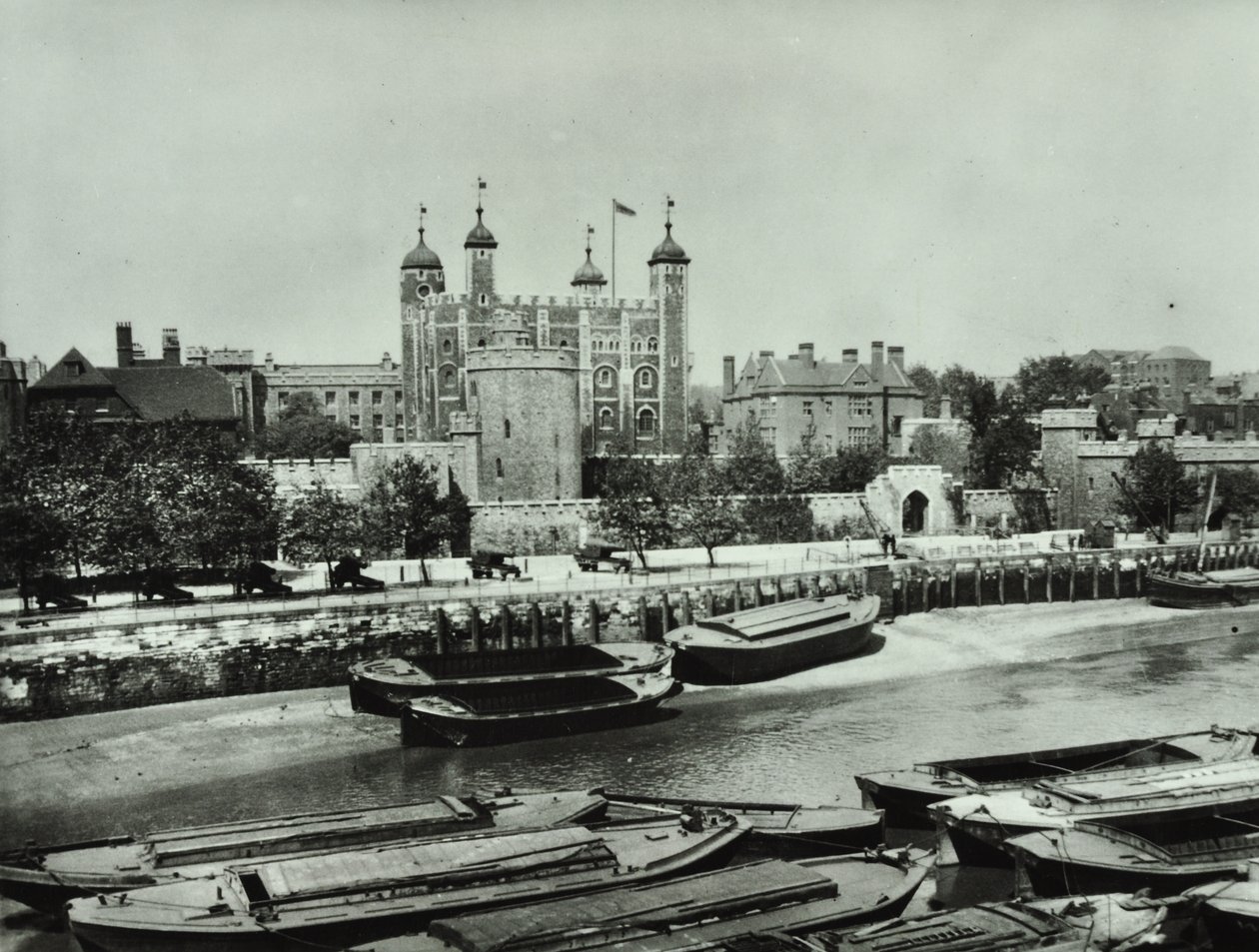 Tower of London, Tower Hill: od rzeki, 1895 autorstwa English Photographer