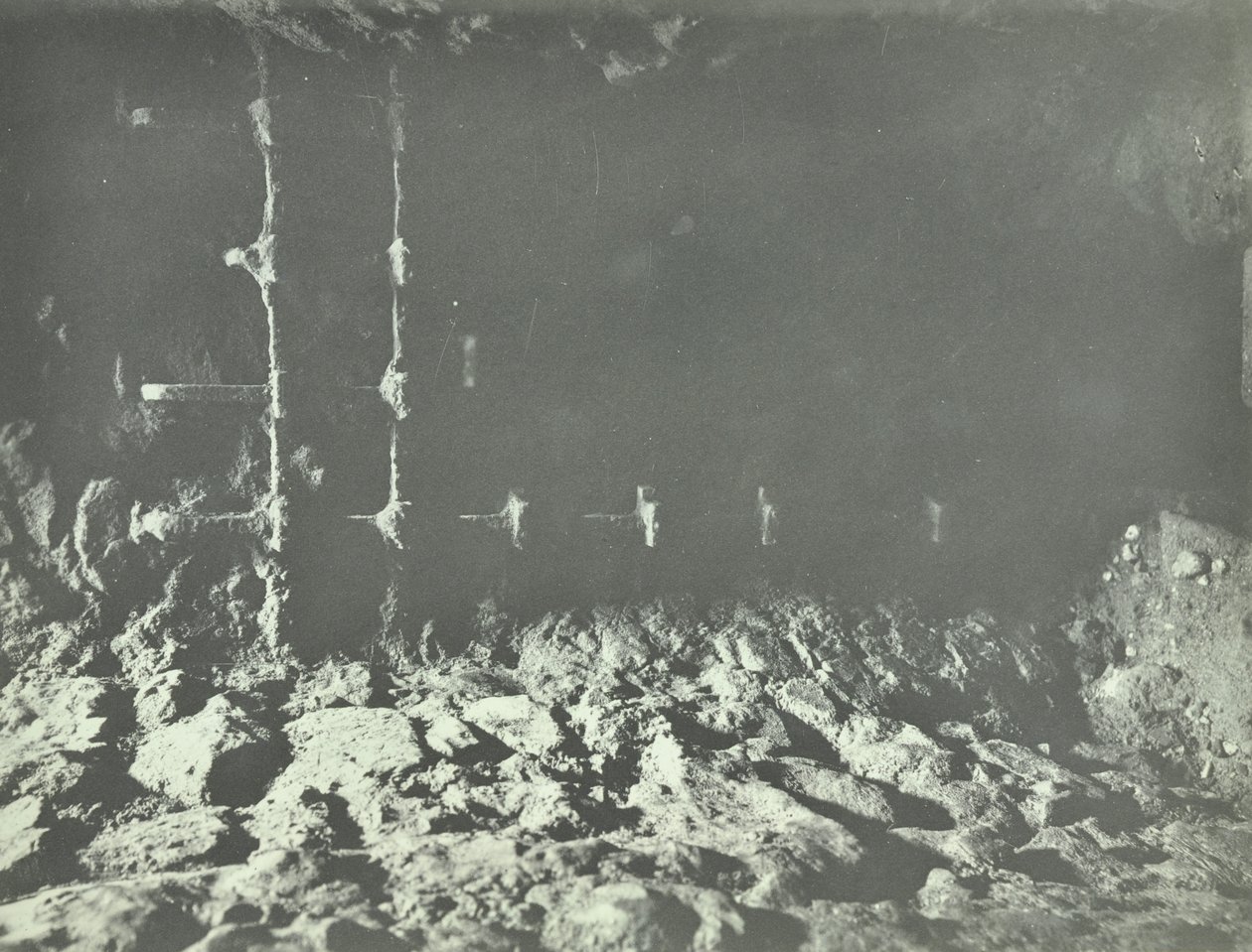 Tower of London, Tower Hill: podziemne przejścia, 1899 autorstwa English Photographer