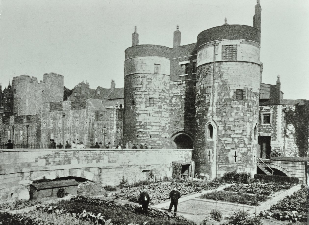 Tower of London, Tower Hill: beauchamp i Byward Towers, 1895 autorstwa English Photographer