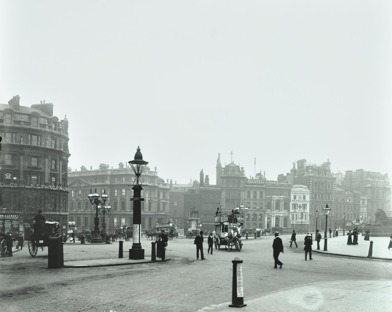 Trafalgar Square, Westminster LB: Trafalgar Square z widokiem na wschód do Charing Cross, 1896 autorstwa English Photographer