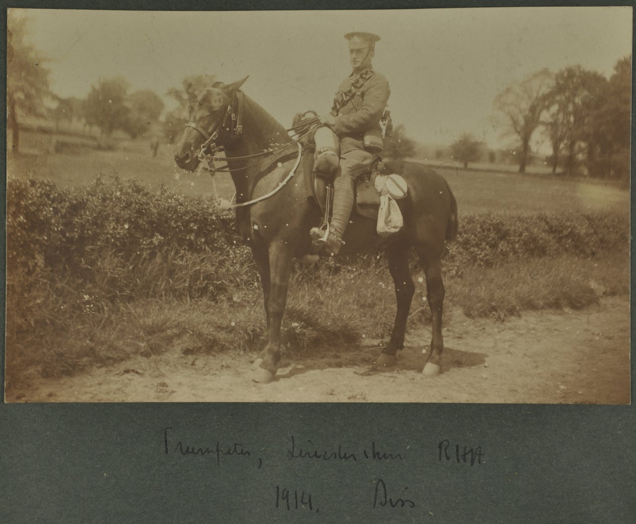 Trębacz Królewskiej Artylerii Konnej Leicestershire na obozie szkoleniowym w Diss, 1914 autorstwa English Photographer