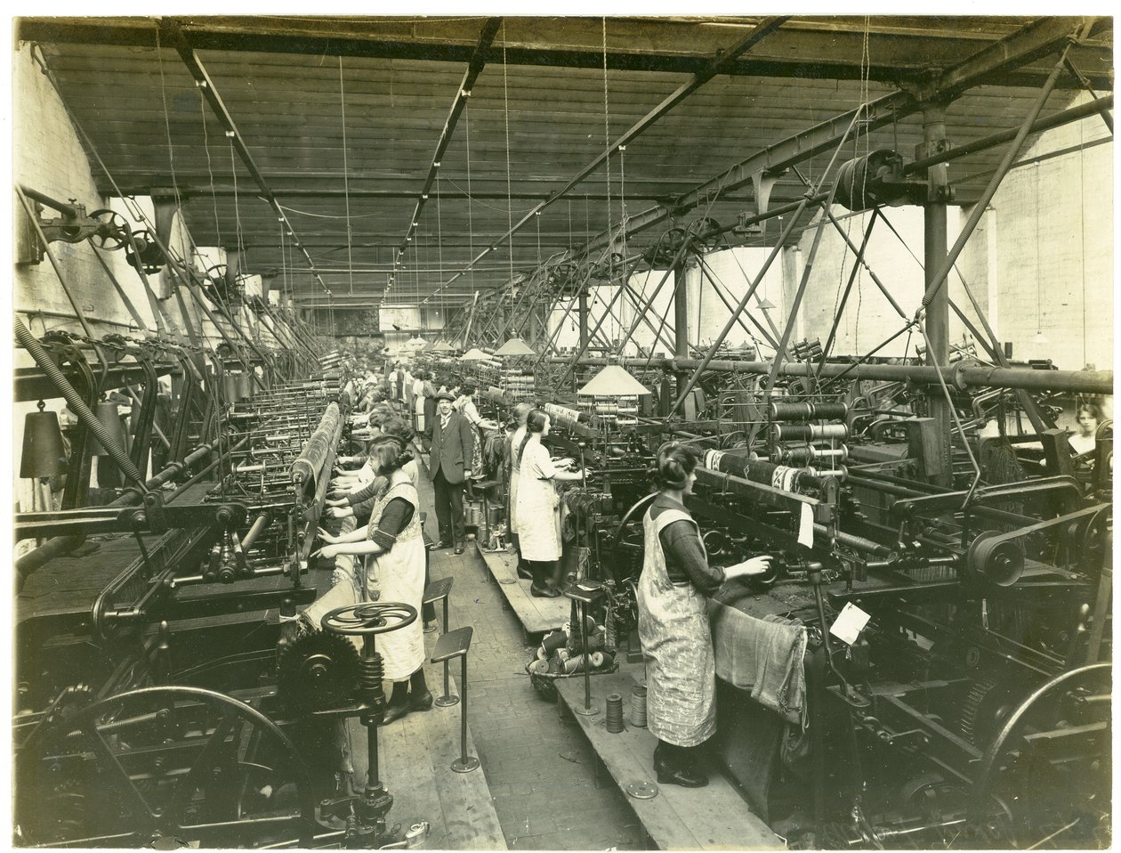 Tkactwo indycze, fabryka Hughesa nr 2, 1923 autorstwa English Photographer