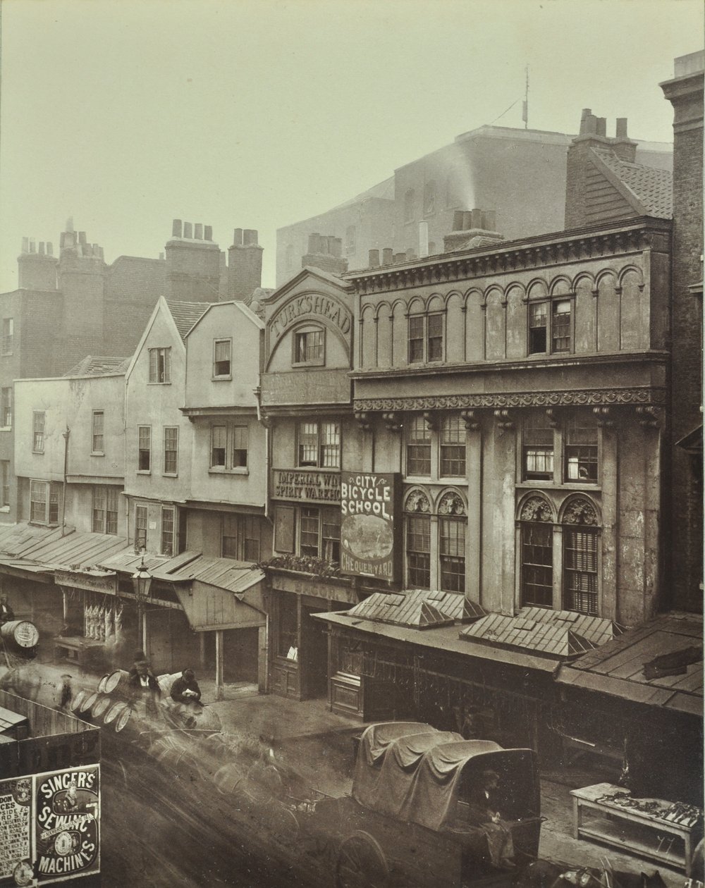 Turks Head, Aldgate, Londyn, 1883 autorstwa English Photographer