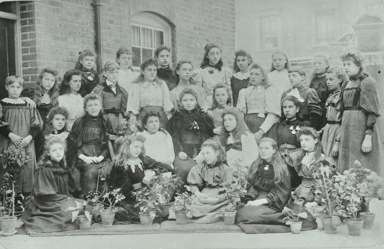 Nieznana klasa dziewcząt, 1896 autorstwa English Photographer