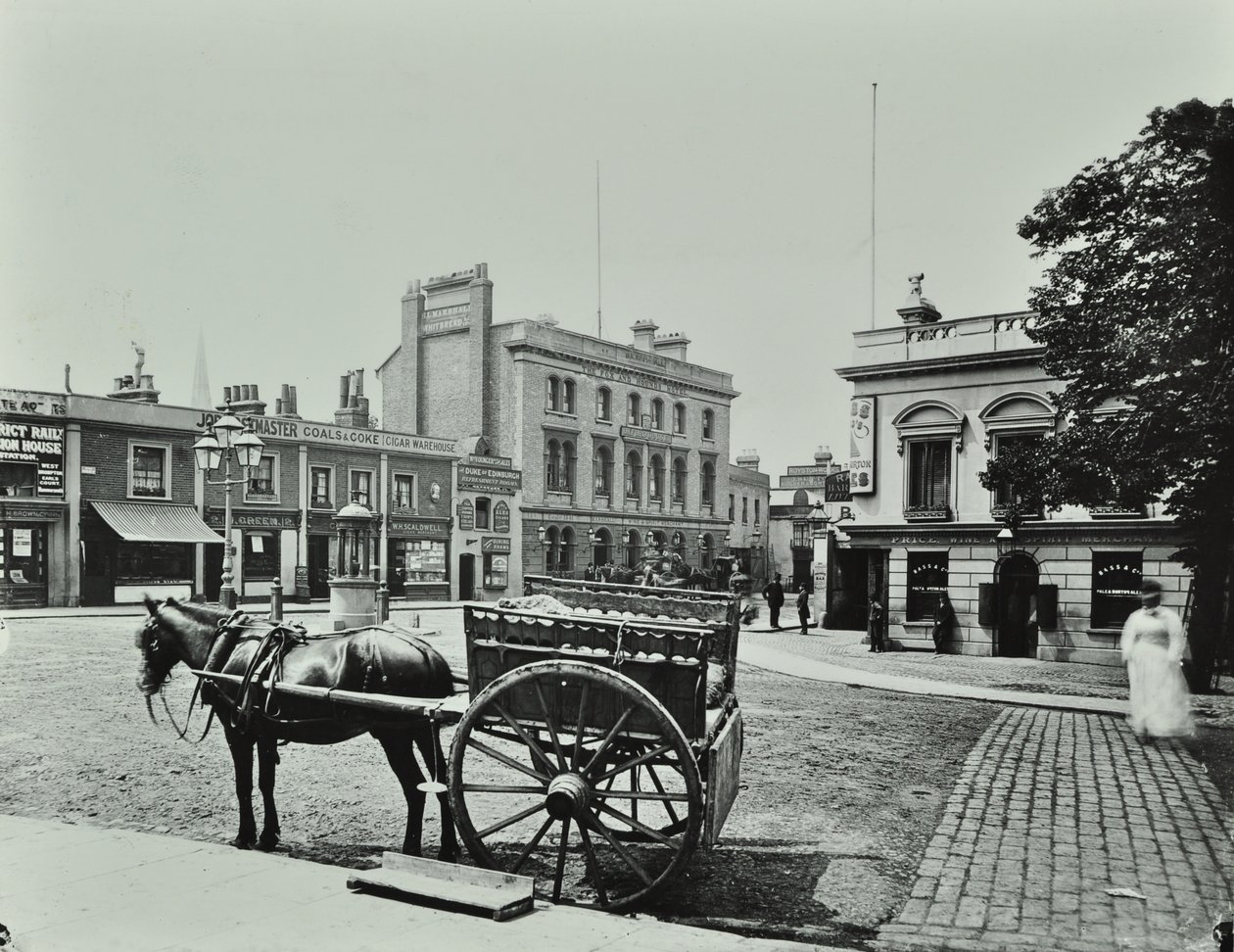 Upper Richmond Road, na zachód od Putney High Street, pokazuje pojazd konny na pierwszym planie, 1880 autorstwa English Photographer