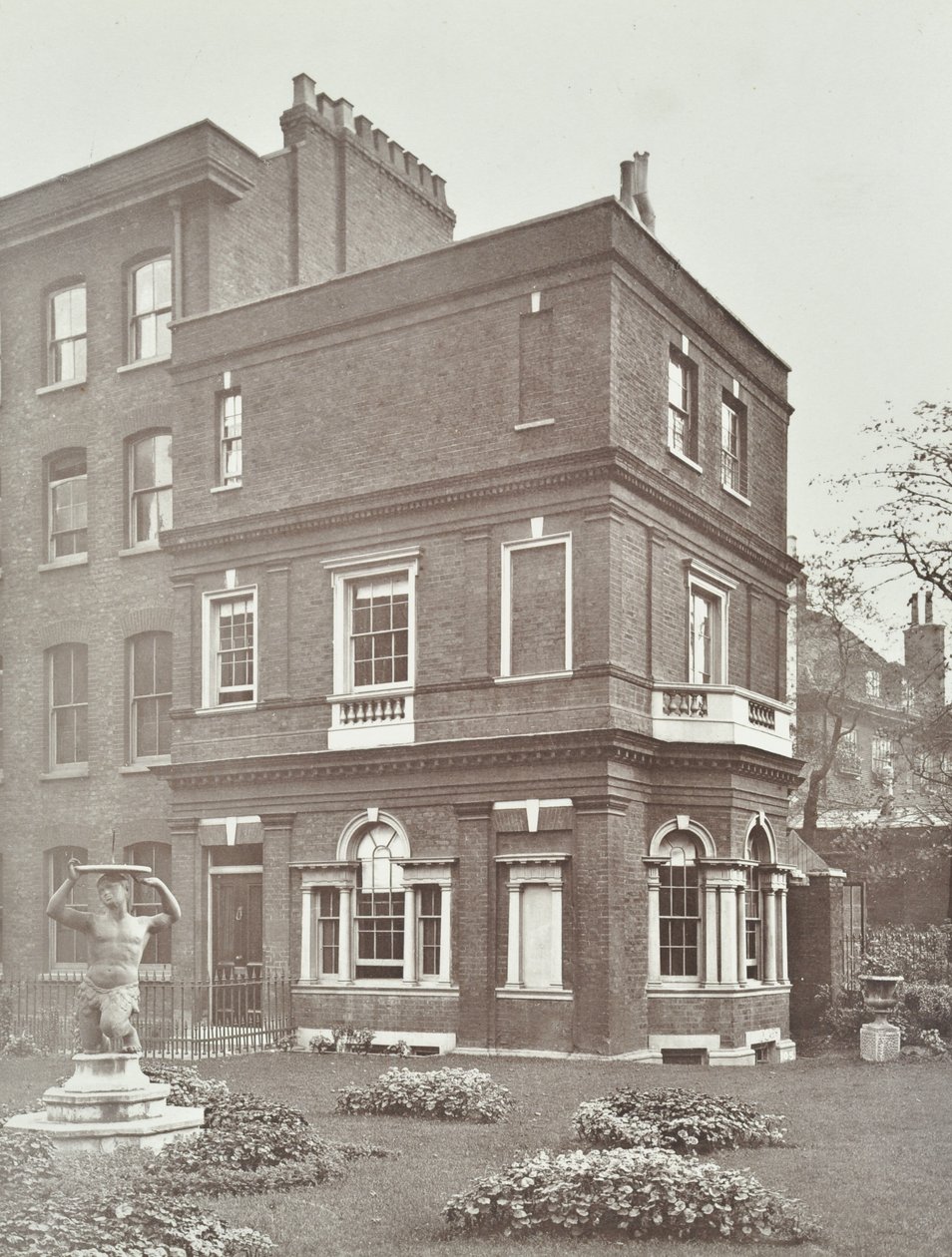 Widok Clements Inn Garden House, 1885 autorstwa English Photographer