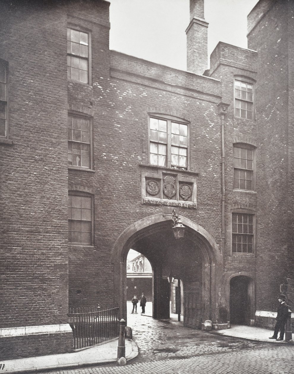 Widok Lincolns Inn Gateway, Londyn, 1876 r. autorstwa English Photographer