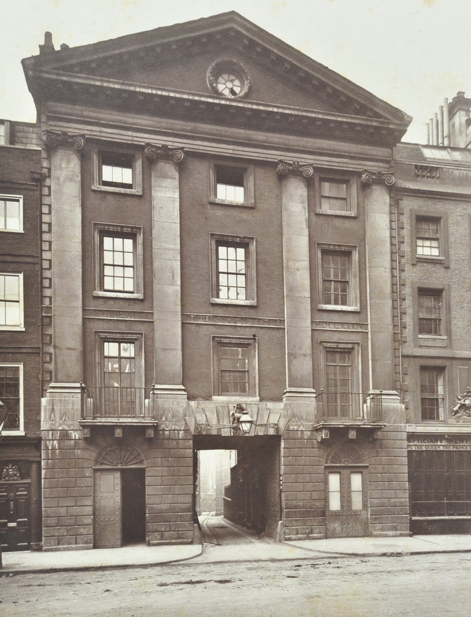 Widok na dom Middle Temple Gate House, Londyn, 1885 autorstwa English Photographer