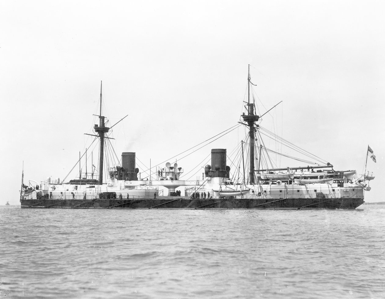 Widok pancernika HMS Inflexible (zwodowanego w 1876 r.) po konwersji na takielunek wojskowy w 1885 r. (zdjęcie czarno-białe) autorstwa English Photographer