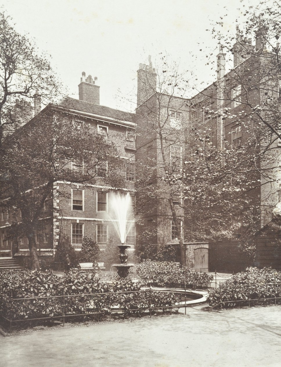 Widok na fontannę w Middle Temple Fountain Court, Londyn, 1884 autorstwa English Photographer