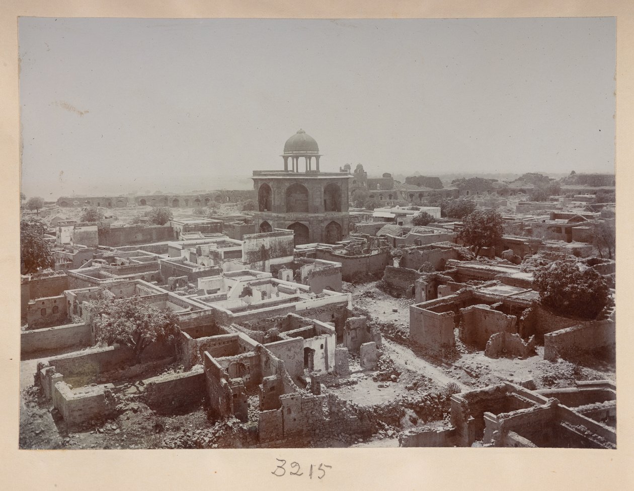 Wioska wewnątrz Purana Qila, widok wokół Sher Mandal, ok. 1908-1911 (zdjęcie czarno-białe) autorstwa English Photographer