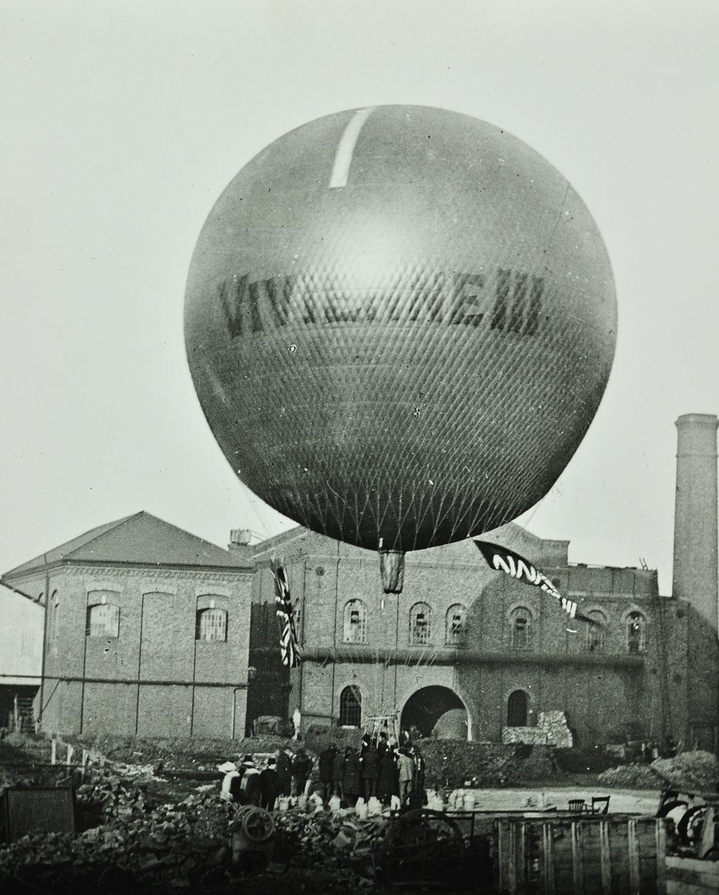 Balon Vivienne III przed Wandsworth Gas Company, 1898 autorstwa English Photographer