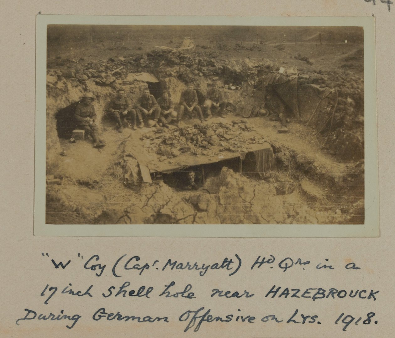 „W” Coy (kapitan Marryatt) Hd Qrs w 17-calowym otworze po pocisku w pobliżu HAZEBROUCK podczas niemieckiej ofensywy na LYS, 1918 autorstwa English Photographer