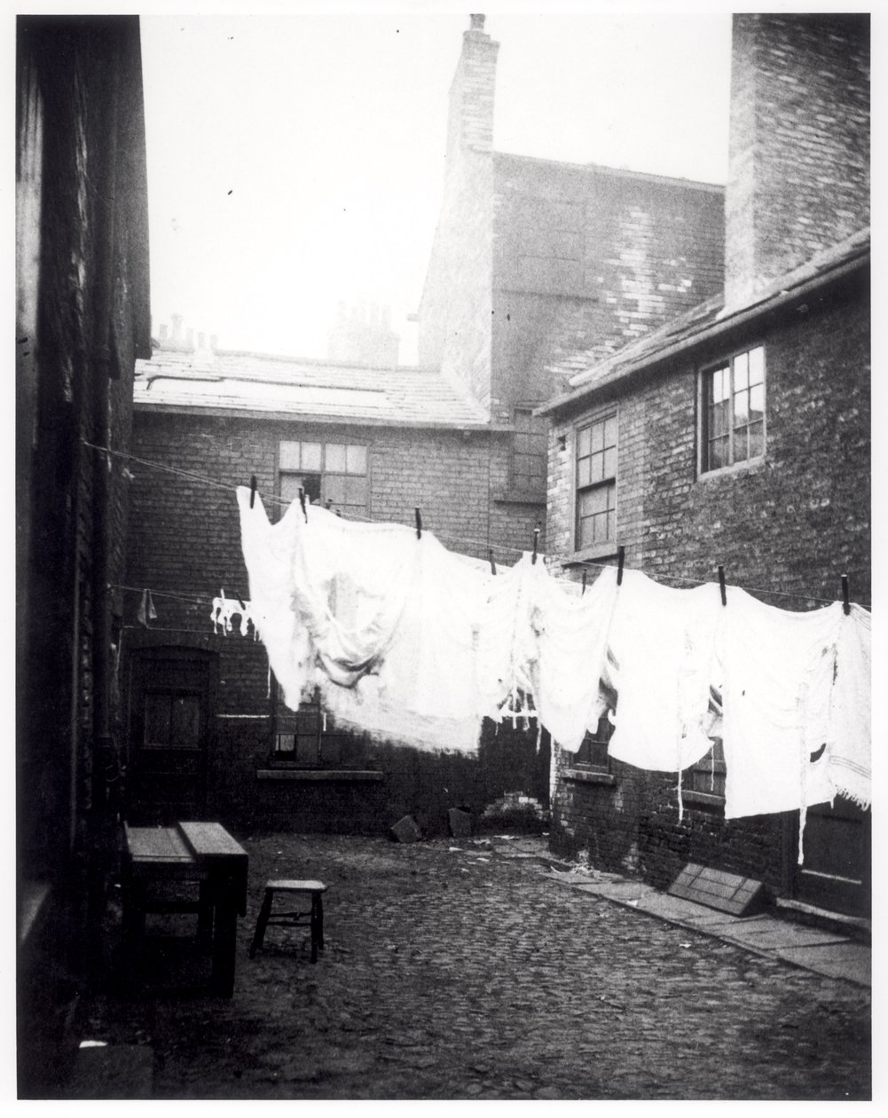 Linia prania w Eagle and Child Yard, Hunslet, Leeds, 13 maja 1896 r. autorstwa English Photographer